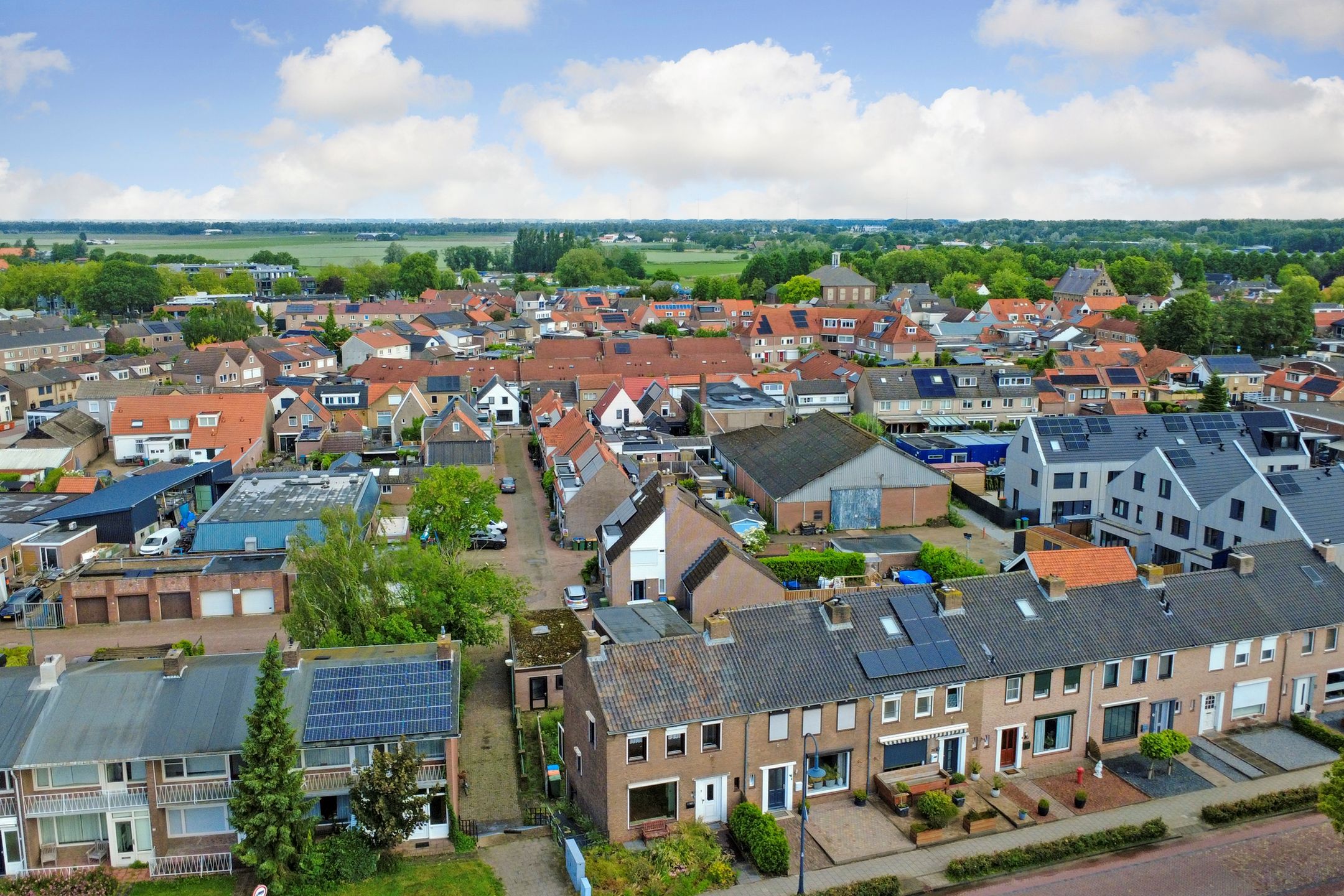 Spacious Corner Family Home with Basement and Large Garage in Klundert — 45