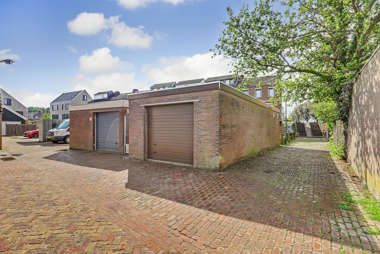 Spacious Corner Family Home with Basement and Large Garage in Klundert — 34