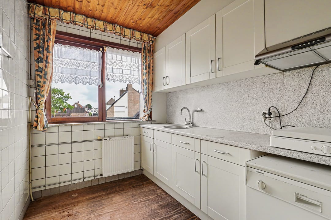 Spacious Corner Family Home with Basement and Large Garage in Klundert — 11