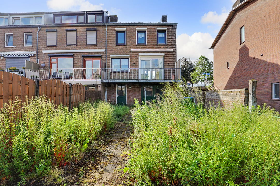 Spacious Corner Family Home with Basement and Large Garage in Klundert — 32