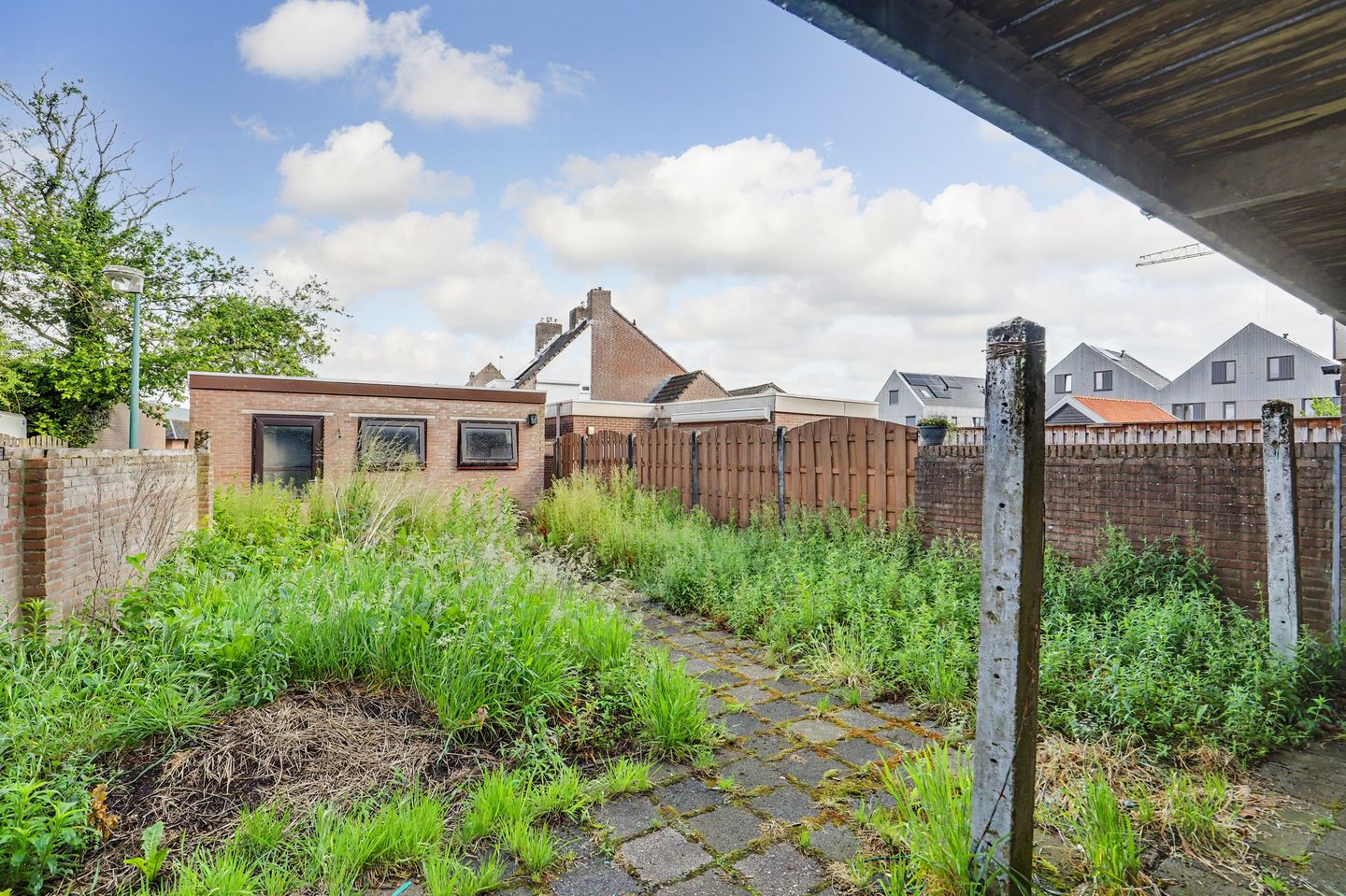 Spacious Corner Family Home with Basement and Large Garage in Klundert — 29