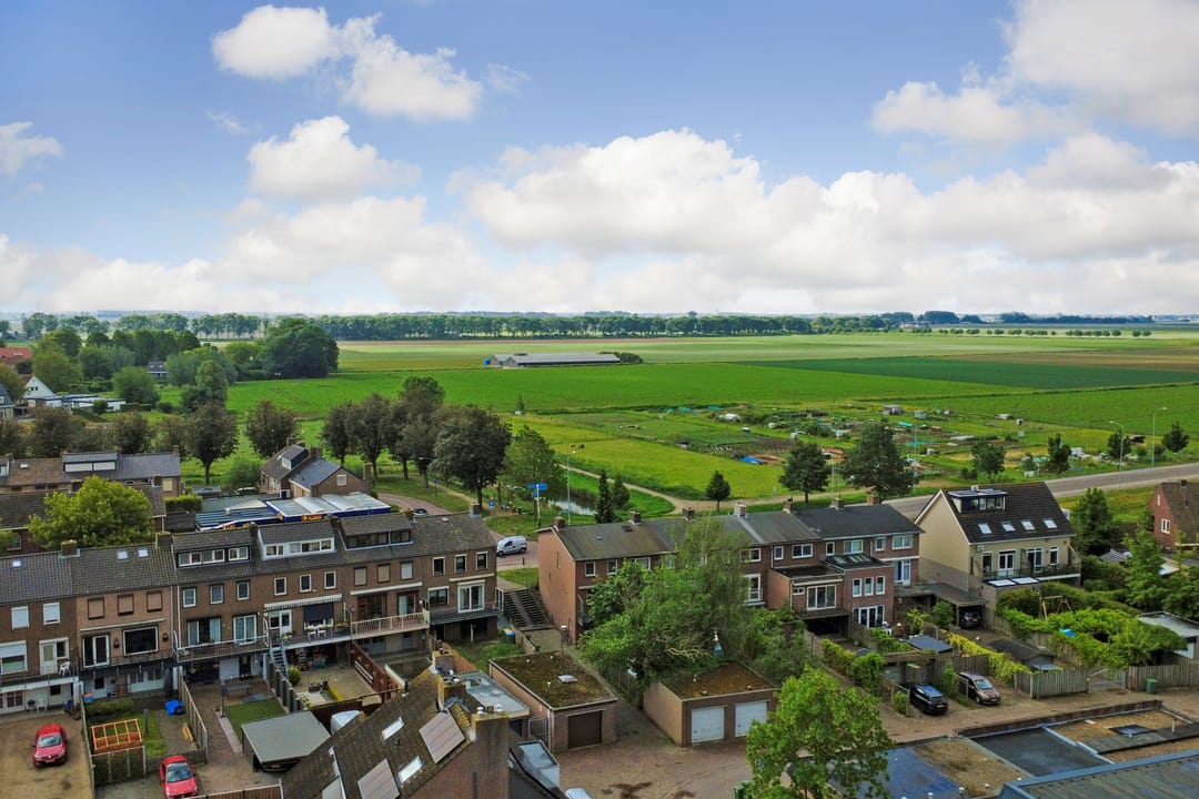 Spacious Corner Family Home with Basement and Large Garage in Klundert — 37