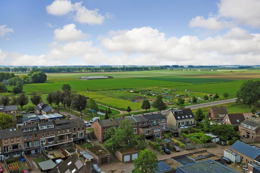 Spacious Corner Family Home with Basement and Large Garage in Klundert — 38