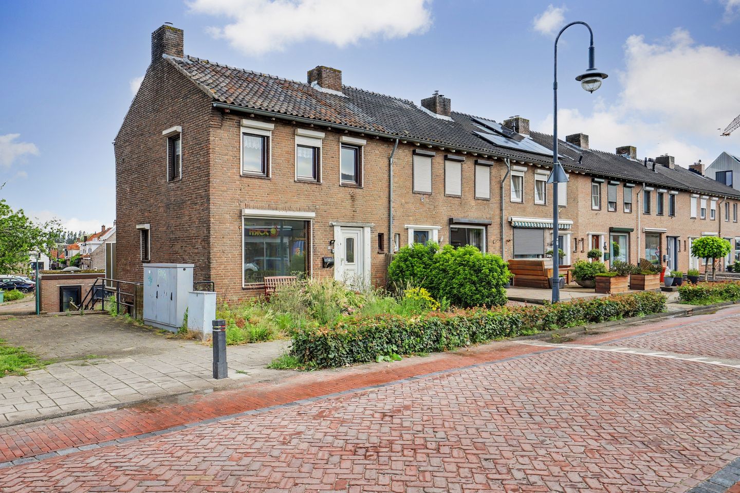 Spacious Corner Family Home with Basement and Large Garage in Klundert — 50