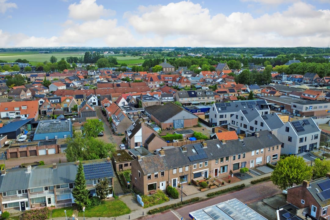 Spacious Corner Family Home with Basement and Large Garage in Klundert — 46