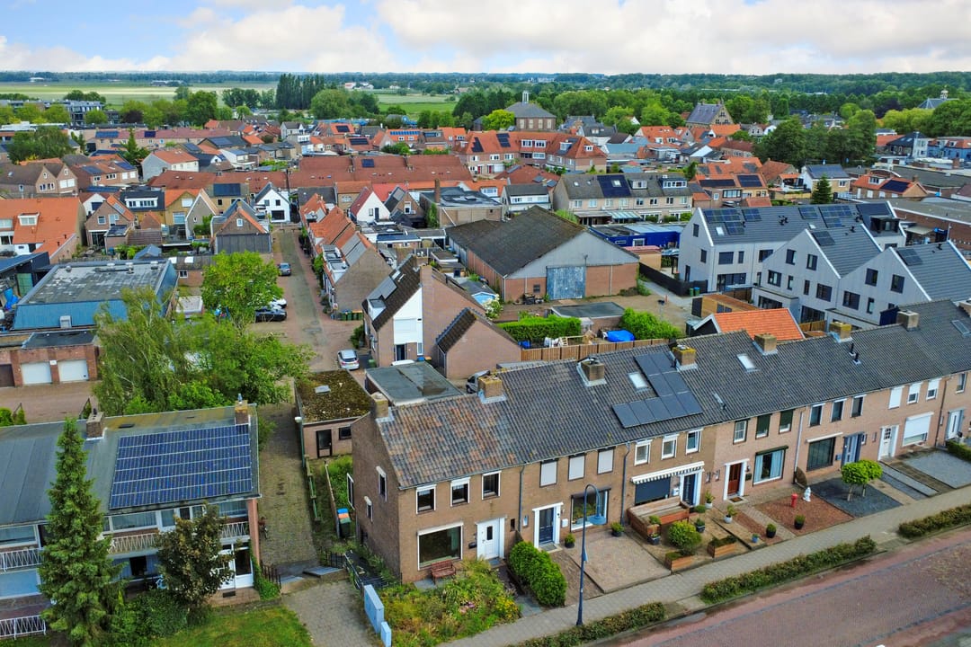 Spacious Corner Family Home with Basement and Large Garage in Klundert — 47