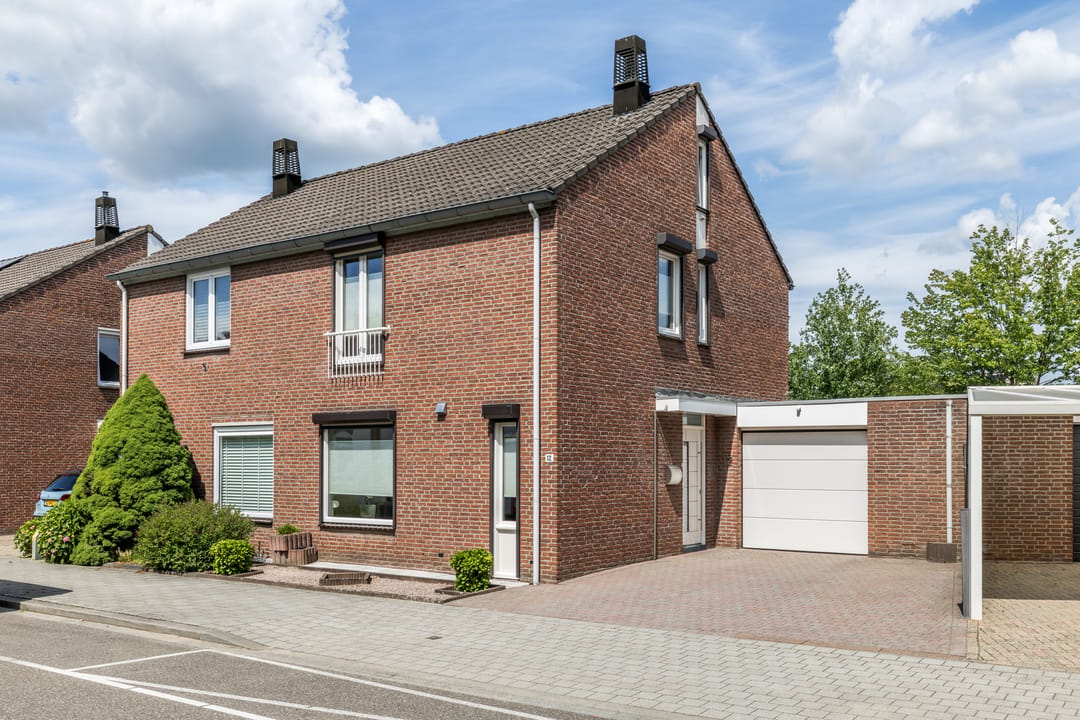 Move-in Ready Semi-Detached Family Home with Garage in Heerlen — 38