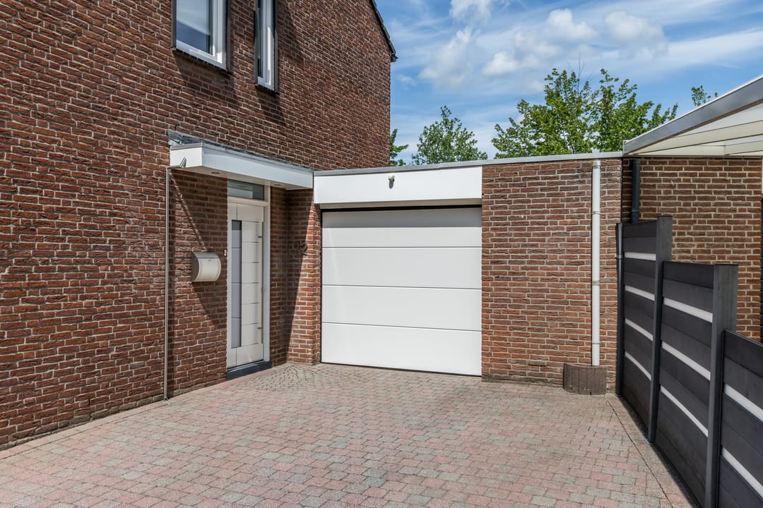 Move-in Ready Semi-Detached Family Home with Garage in Heerlen — 37