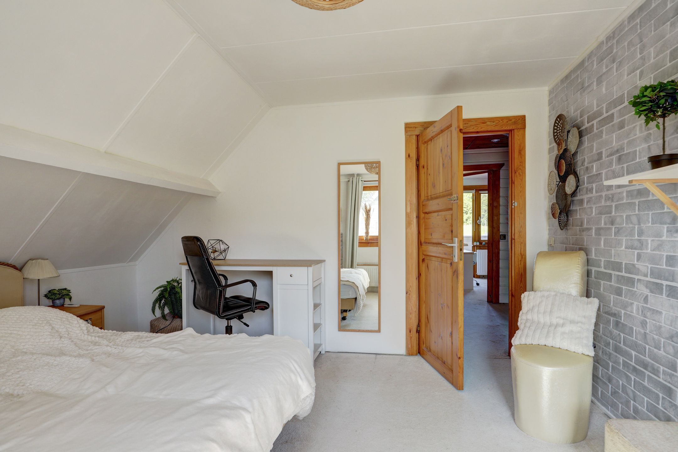 Characteristic Detached Finn House with Five Bedrooms and Holiday-Feel Garden in Hoofddorp — 30