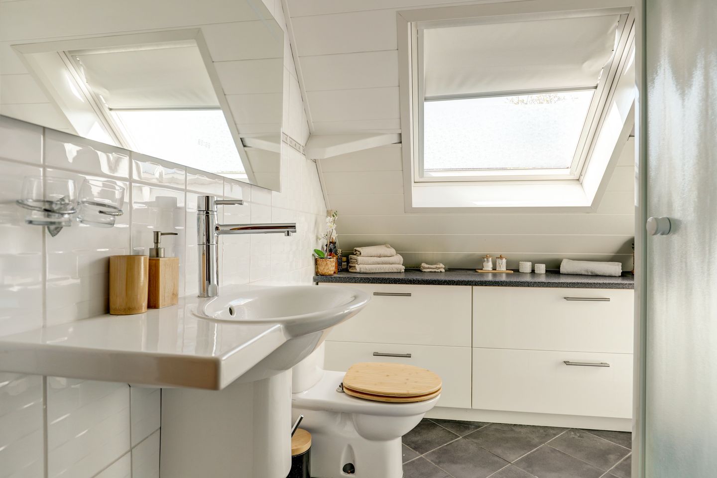 Characteristic Detached Finn House with Five Bedrooms and Holiday-Feel Garden in Hoofddorp — 40
