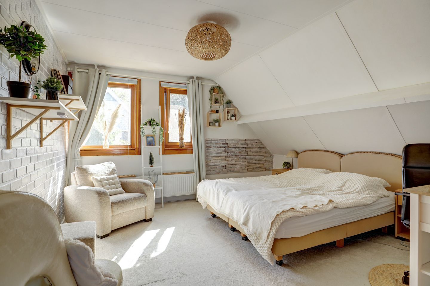 Characteristic Detached Finn House with Five Bedrooms and Holiday-Feel Garden in Hoofddorp — 29
