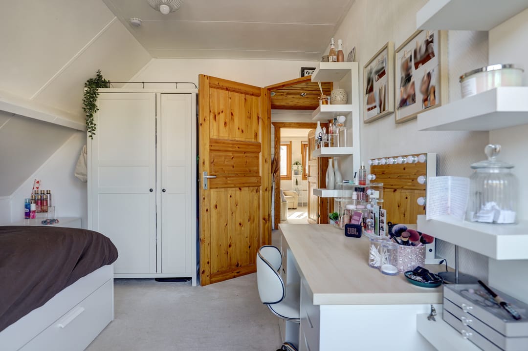 Characteristic Detached Finn House with Five Bedrooms and Holiday-Feel Garden in Hoofddorp — 37