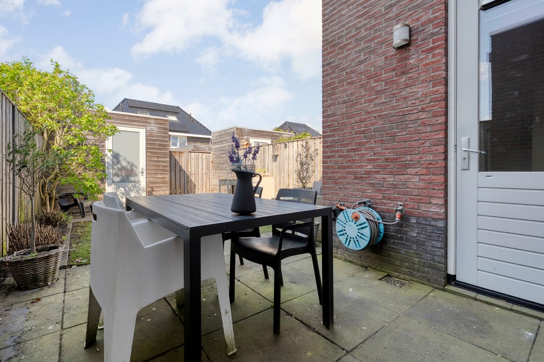 Modern Energy-Efficient Terraced House with South-Facing Garden — 26