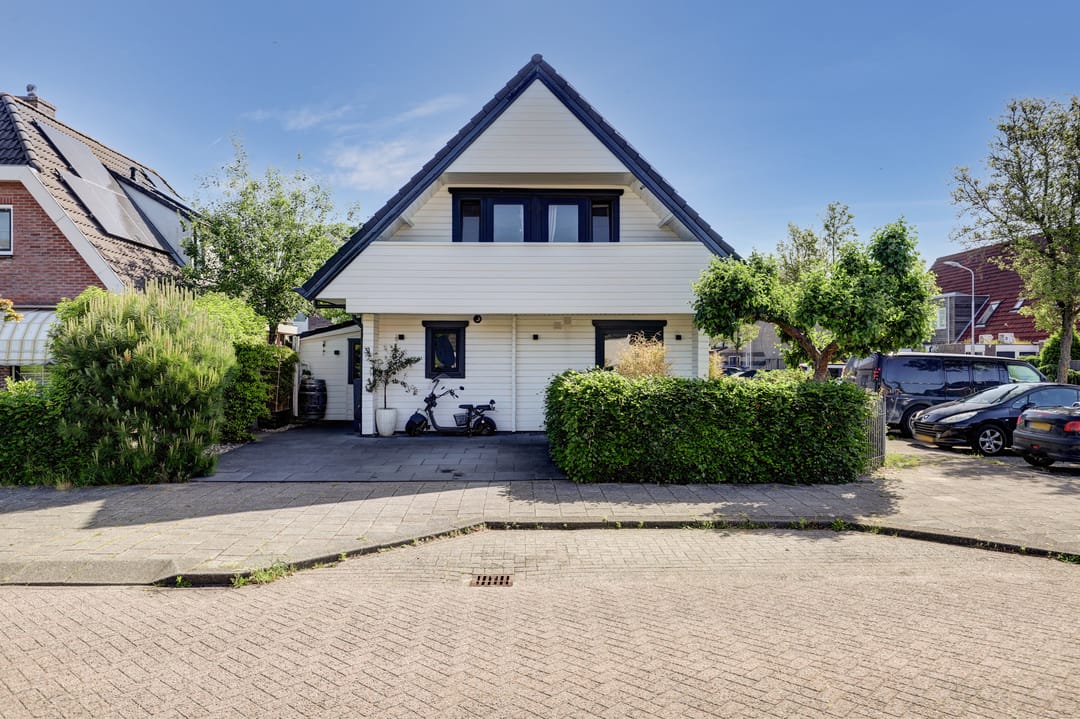 Characteristic Detached Finn House with Five Bedrooms and Holiday-Feel Garden in Hoofddorp — 58