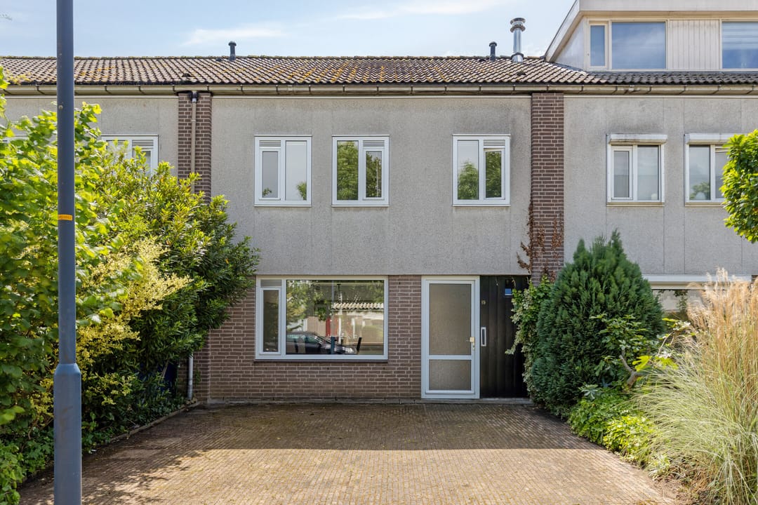 Spacious family home with sunny garden near schools and transport