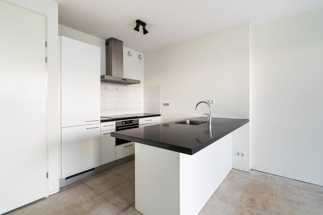 Luxurious 3-Room Apartment with Terrace in Iconic De Karel Doorman Tower — 26