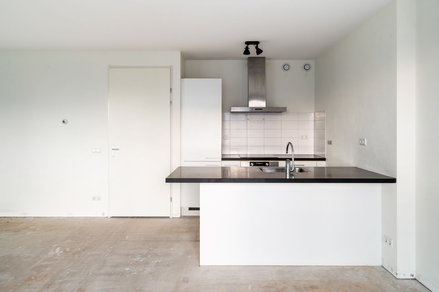 Luxurious 3-Room Apartment with Terrace in Iconic De Karel Doorman Tower — 25