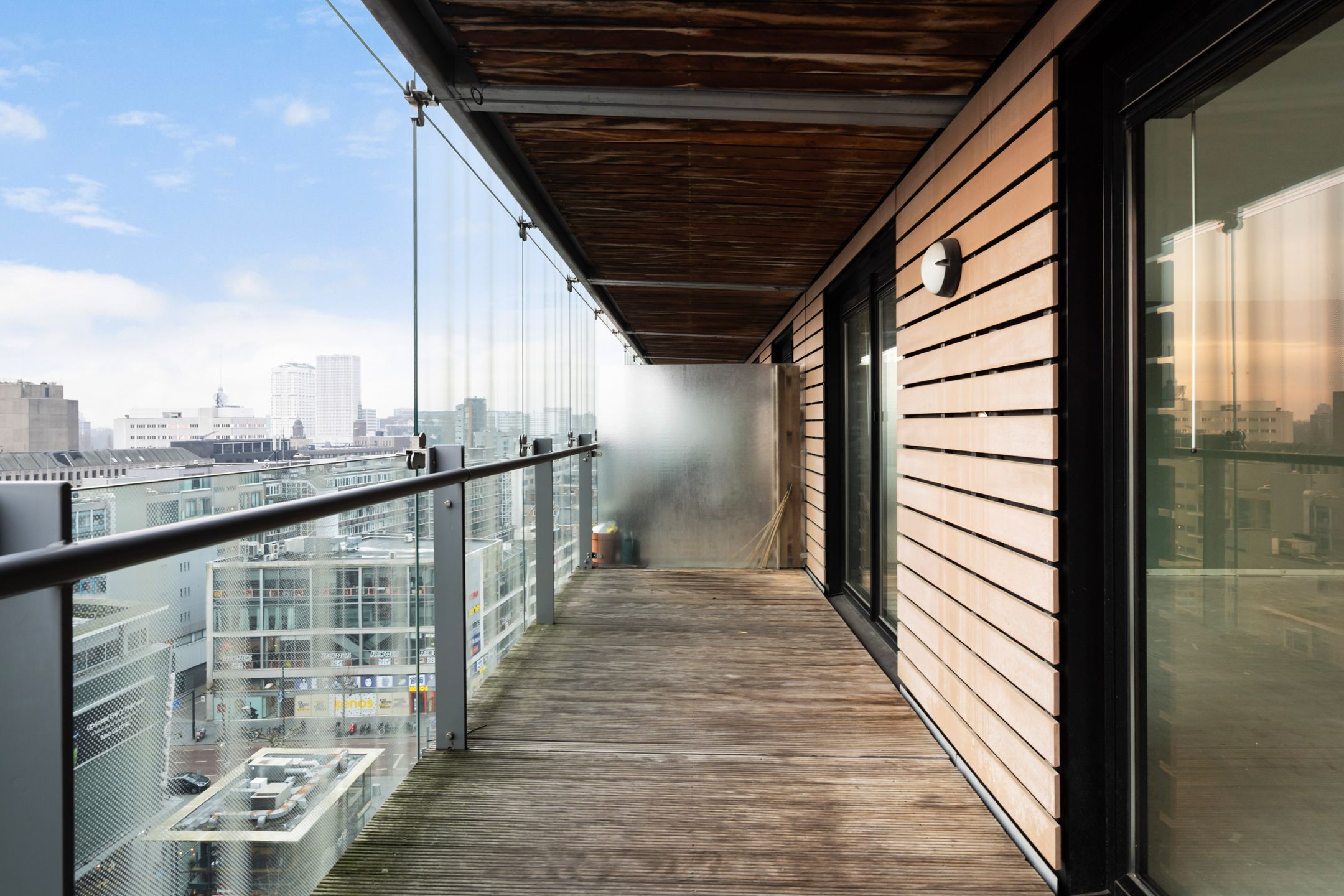 Luxurious 3-Room Apartment with Terrace in Iconic De Karel Doorman Tower — 33