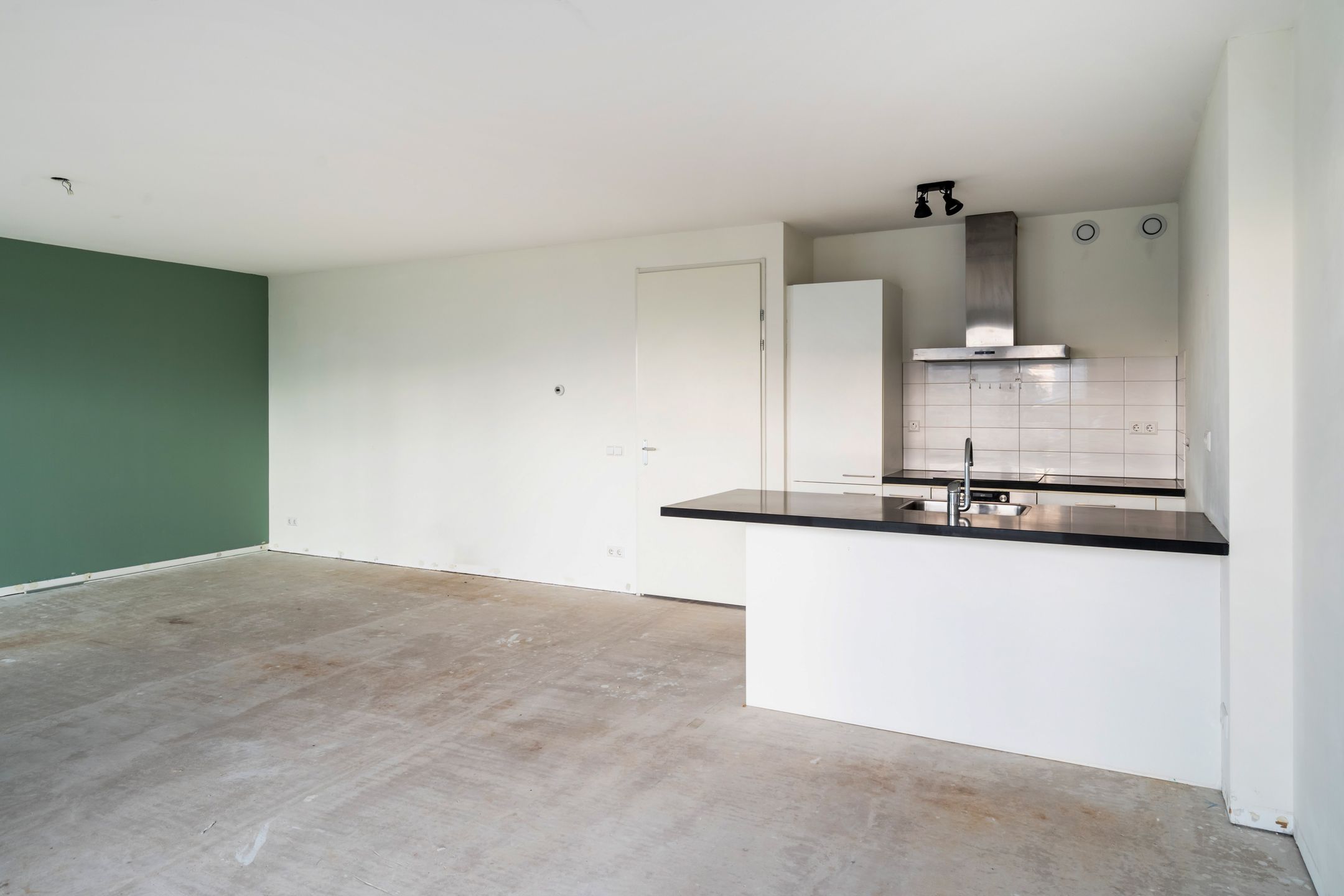 Luxurious 3-Room Apartment with Terrace in Iconic De Karel Doorman Tower — 21