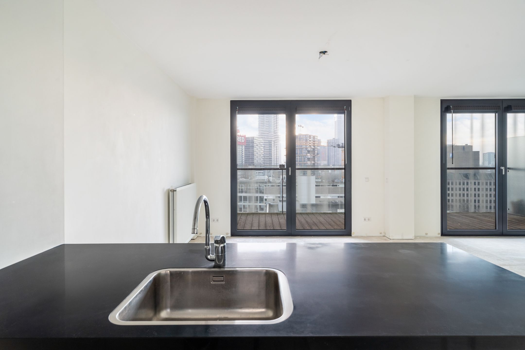Luxurious 3-Room Apartment with Terrace in Iconic De Karel Doorman Tower — 30