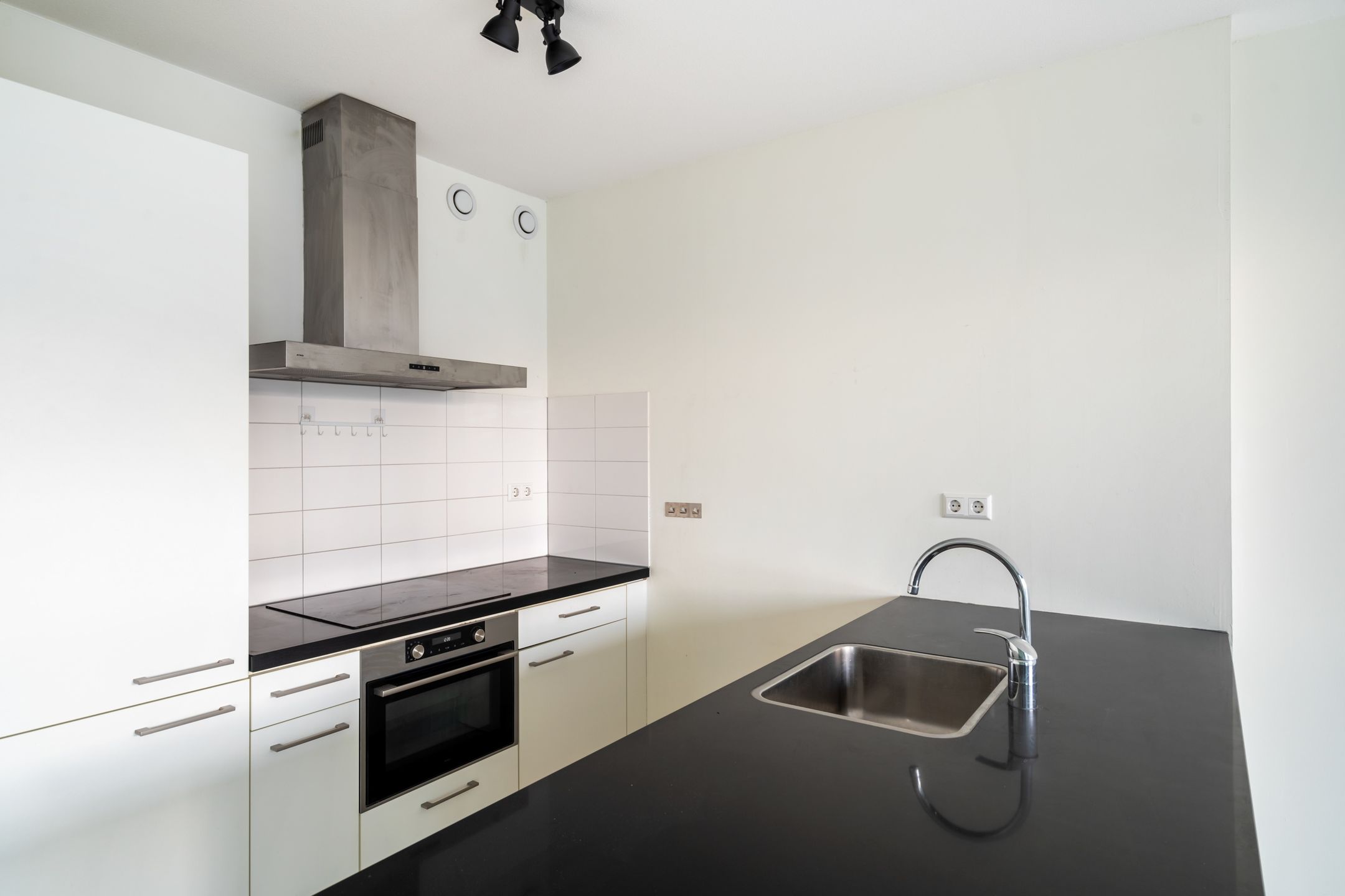 Luxurious 3-Room Apartment with Terrace in Iconic De Karel Doorman Tower — 27