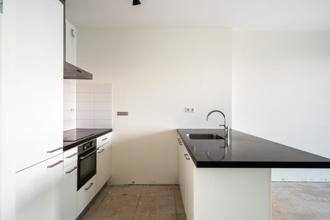 Luxurious 3-Room Apartment with Terrace in Iconic De Karel Doorman Tower — 28