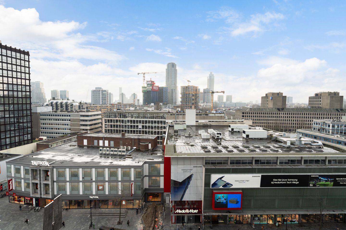 Luxurious 3-Room Apartment with Terrace in Iconic De Karel Doorman Tower — 35