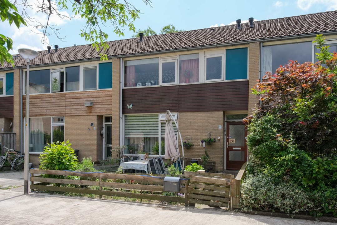 Terraced House with South-Facing Garden in Family-Friendly Schelfhorst Neighborhood