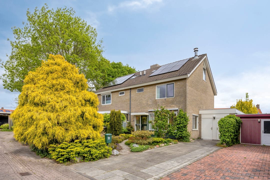 Spacious Semi-Detached Home with Ground Floor Living in Green Assen Neighborhood