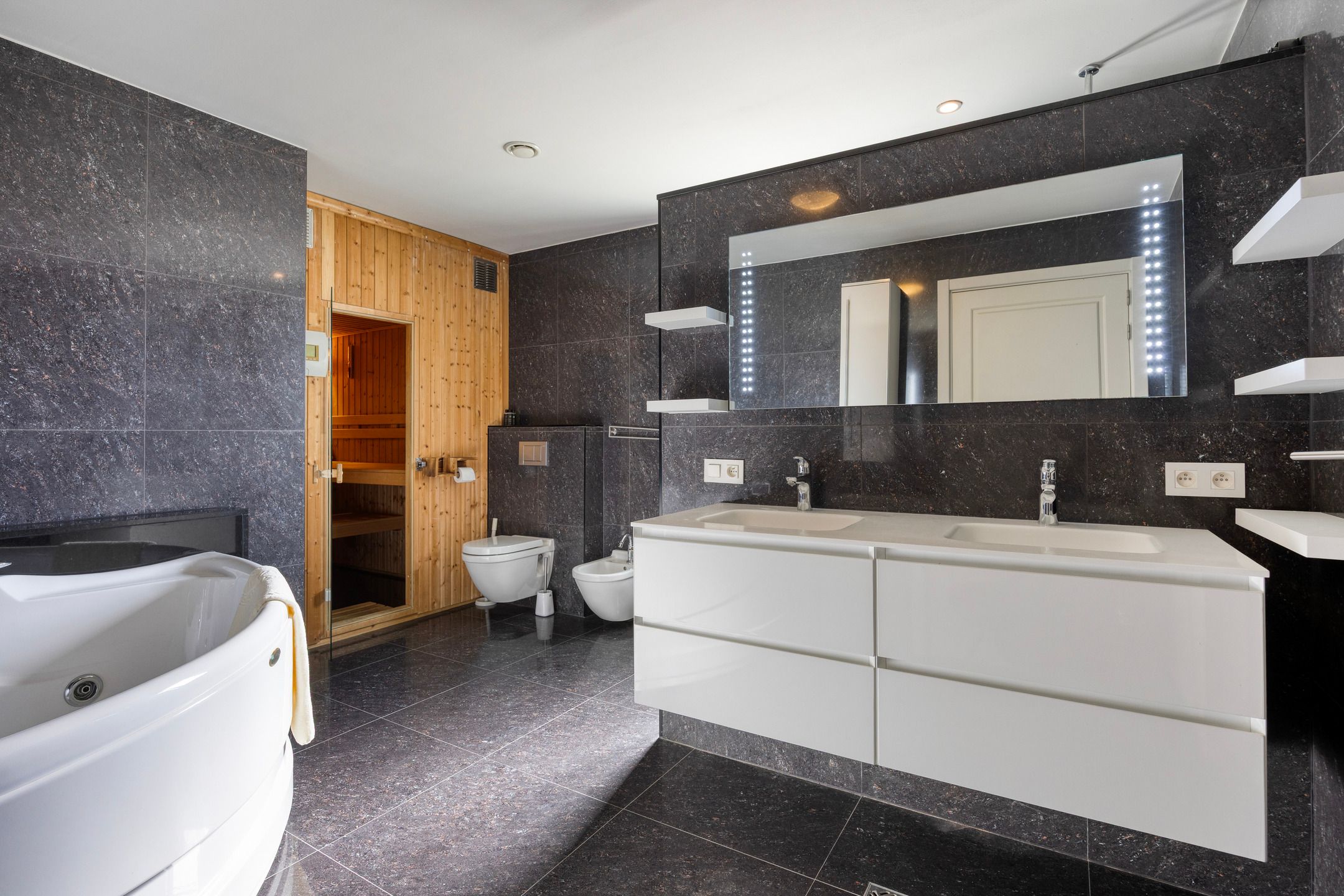 Luxury Detached Villa with 4 Bedrooms in Green Pelt Setting — 18