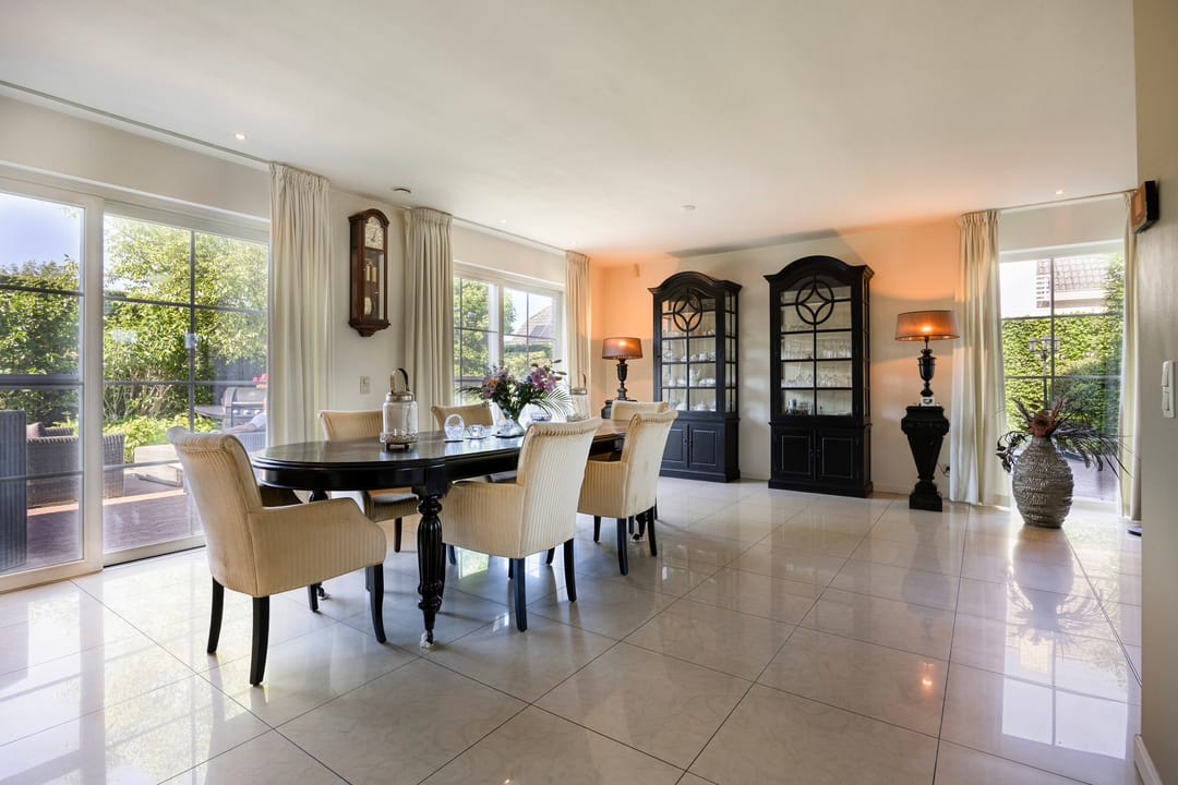 Luxury Detached Villa with 4 Bedrooms in Green Pelt Setting — 7