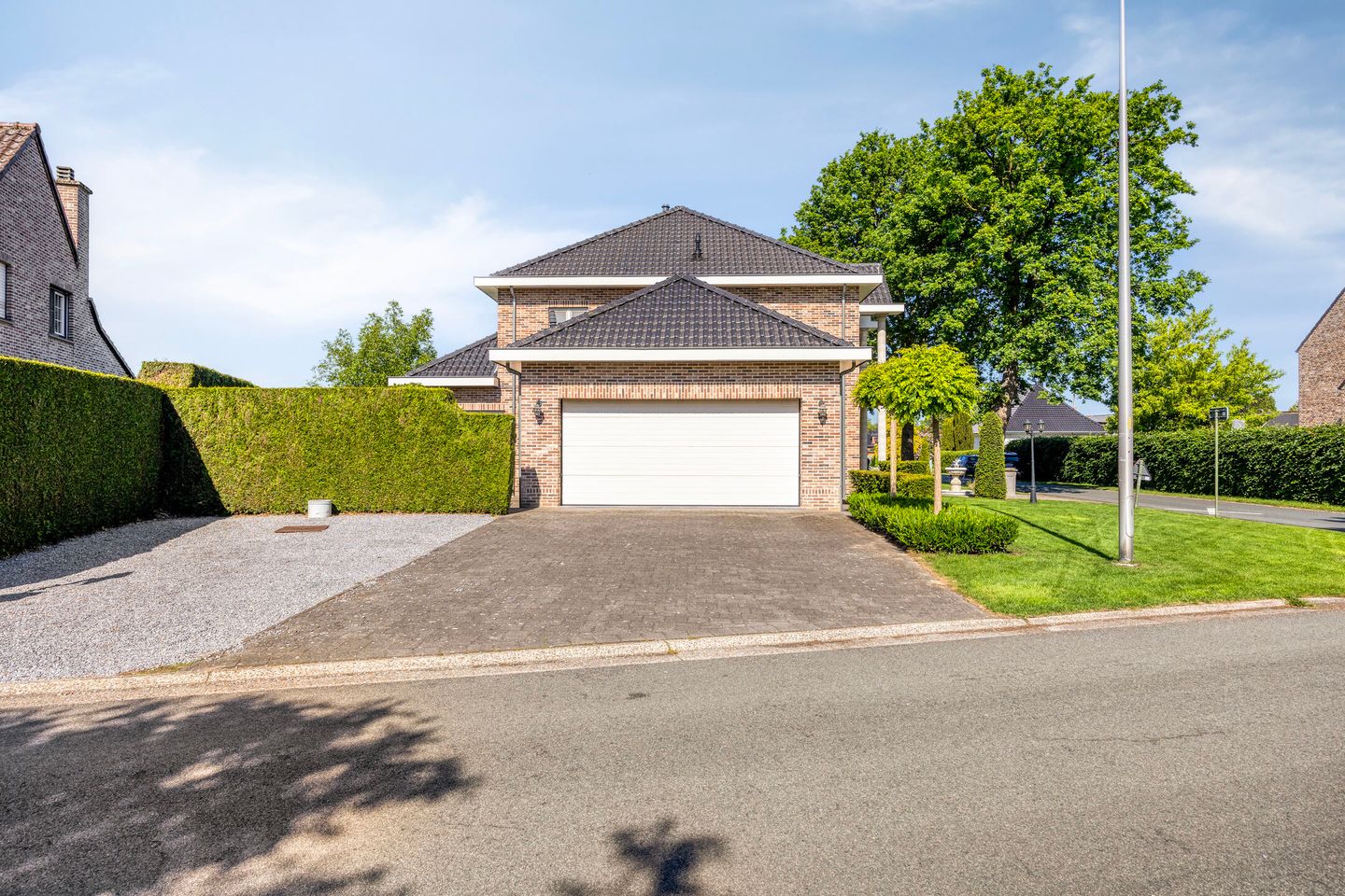 Luxury Detached Villa with 4 Bedrooms in Green Pelt Setting — 29