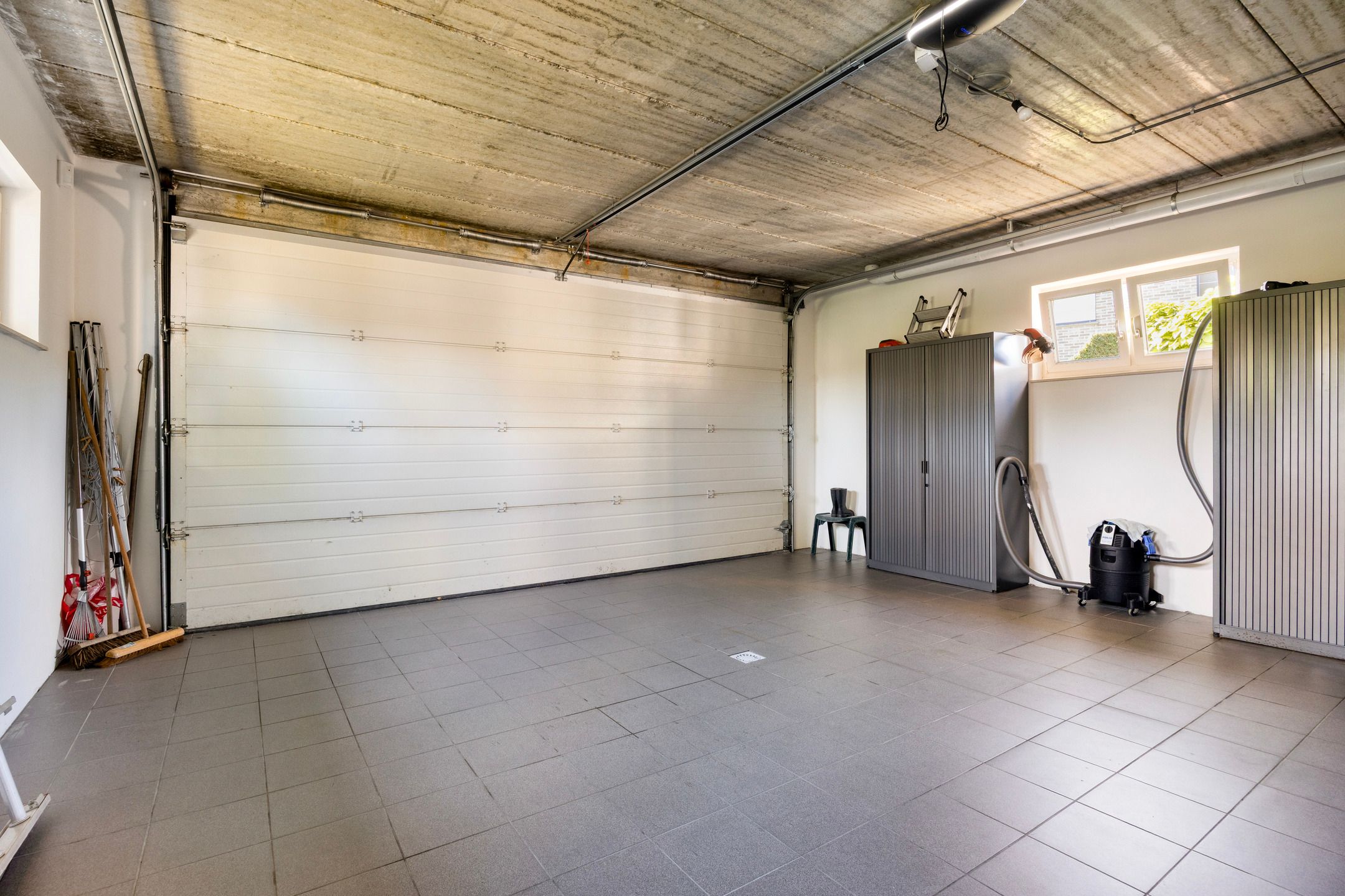 Luxury Detached Villa with 4 Bedrooms in Green Pelt Setting — 12
