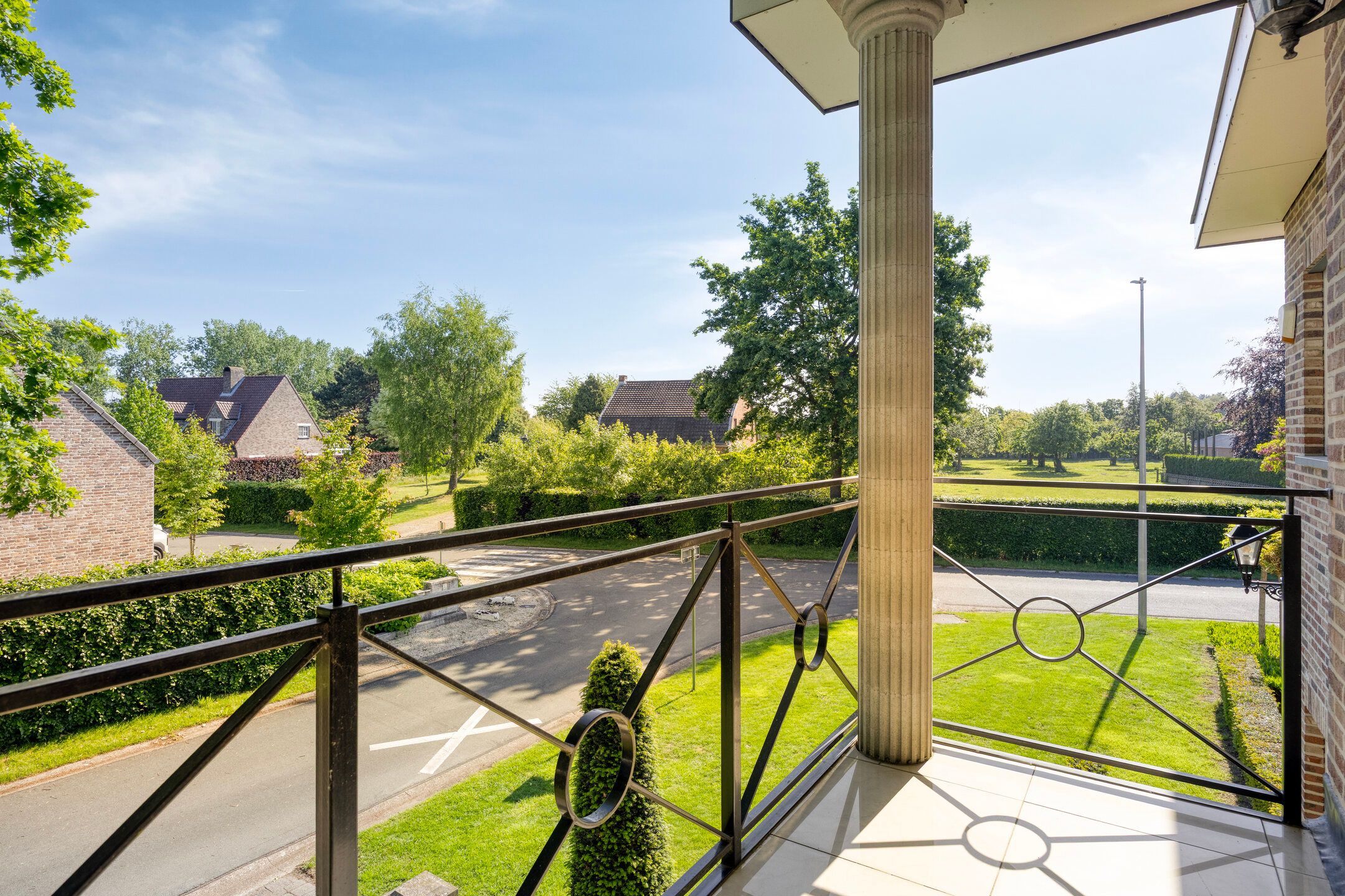 Luxury Detached Villa with 4 Bedrooms in Green Pelt Setting — 15