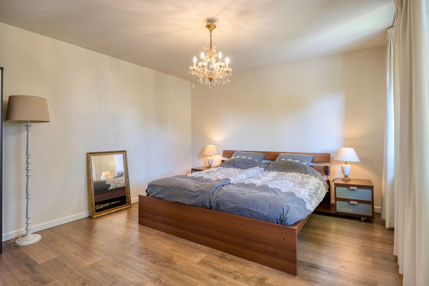 Luxury Detached Villa with 4 Bedrooms in Green Pelt Setting — 20