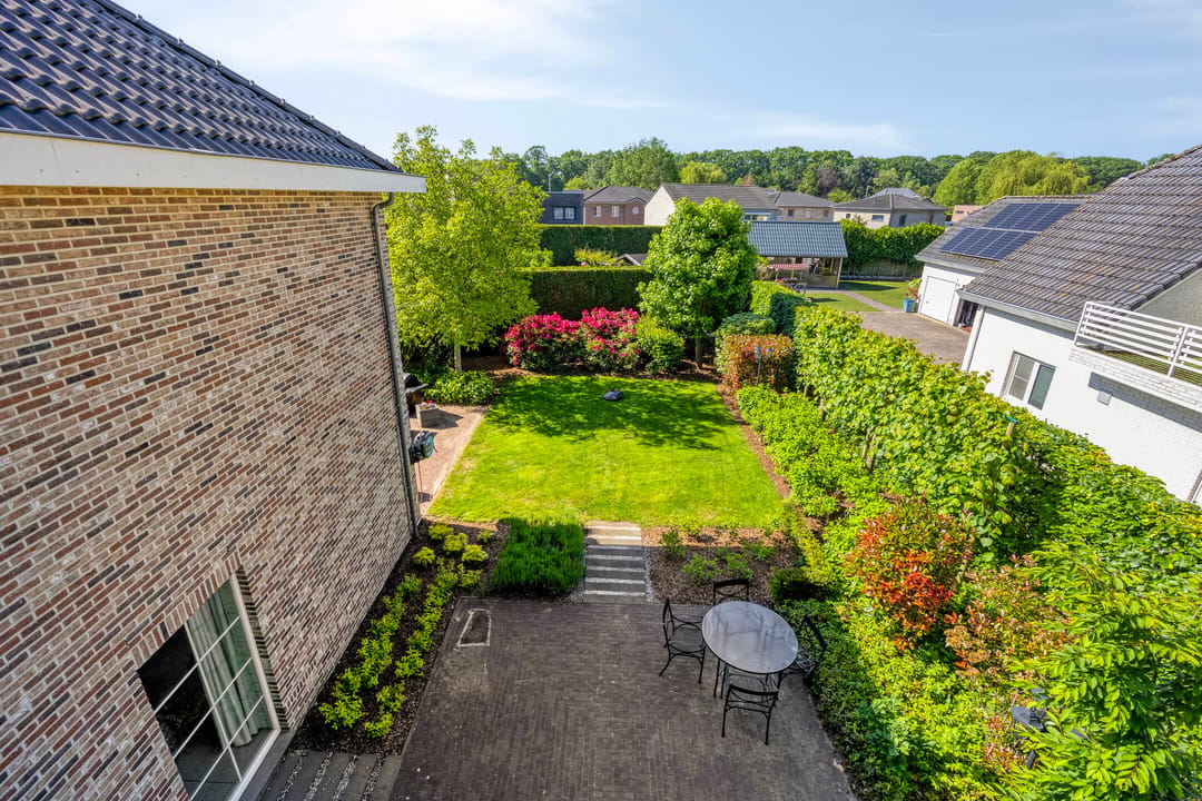 Luxury Detached Villa with 4 Bedrooms in Green Pelt Setting — 31