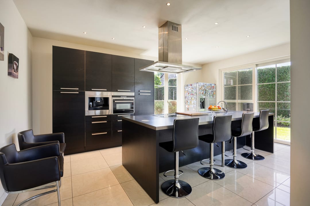 Luxury Detached Villa with 4 Bedrooms in Green Pelt Setting — 8