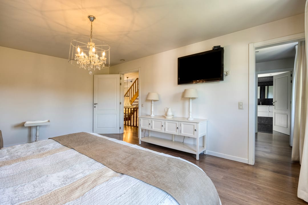 Luxury Detached Villa with 4 Bedrooms in Green Pelt Setting — 17