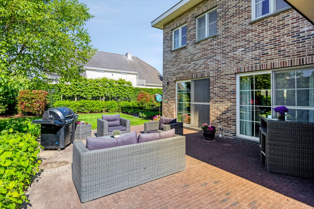 Luxury Detached Villa with 4 Bedrooms in Green Pelt Setting — 26