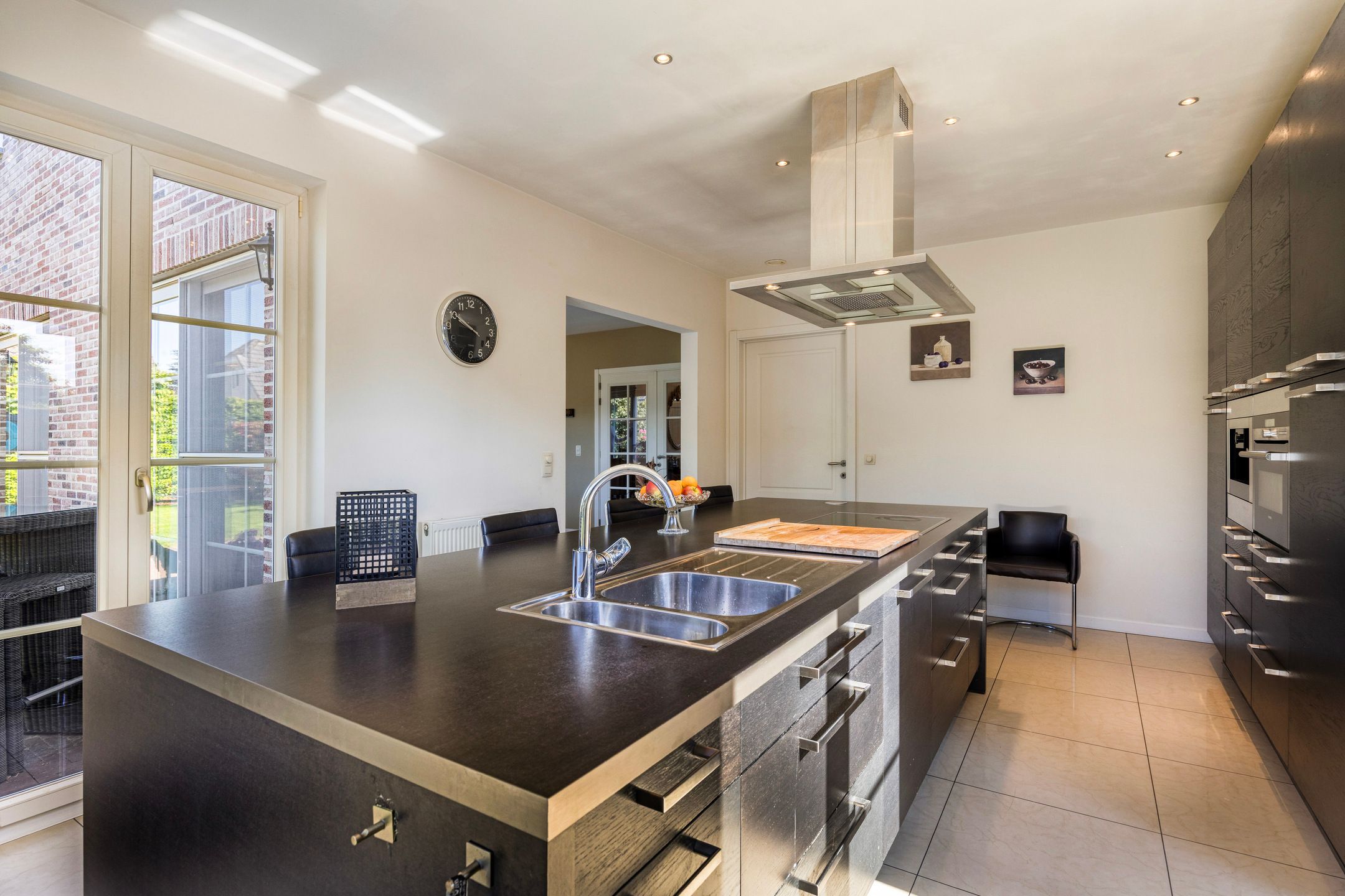 Luxury Detached Villa with 4 Bedrooms in Green Pelt Setting — 9