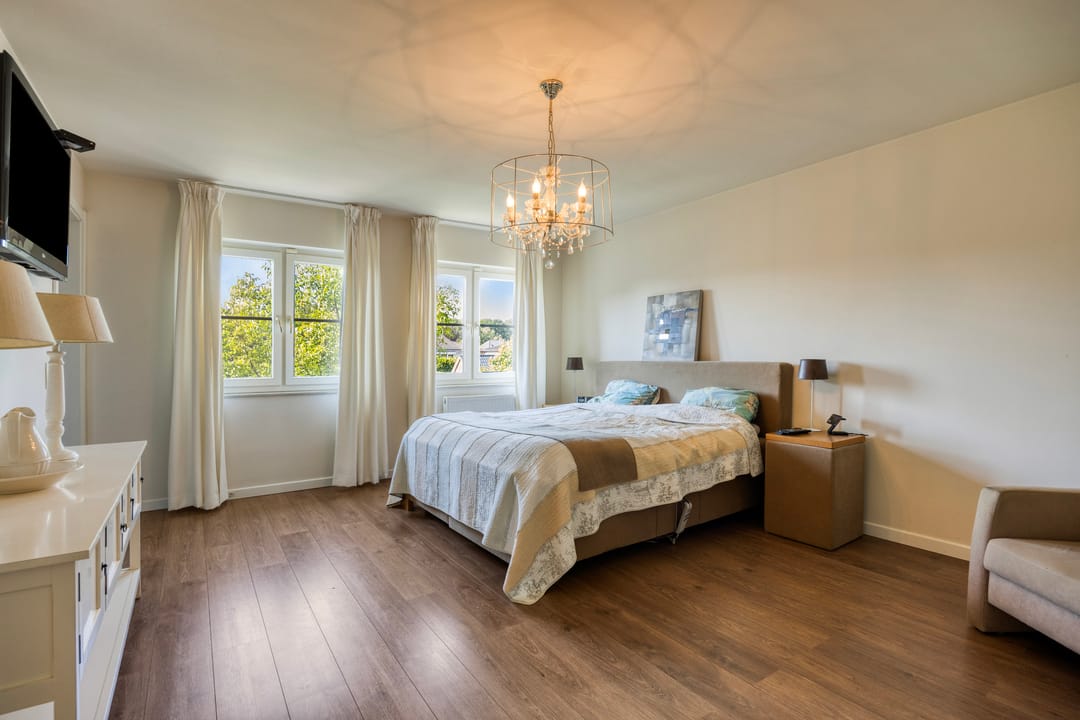 Luxury Detached Villa with 4 Bedrooms in Green Pelt Setting — 16