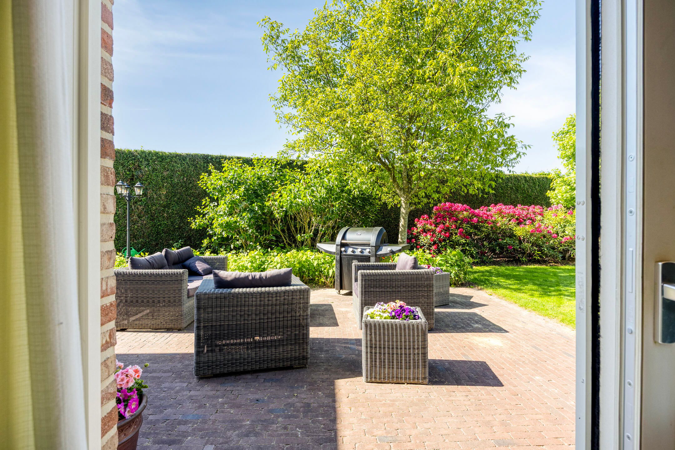 Luxury Detached Villa with 4 Bedrooms in Green Pelt Setting — 24