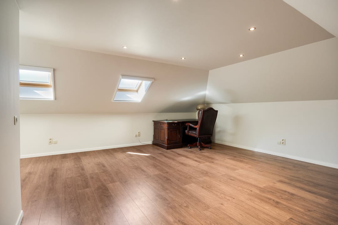 Luxury Detached Villa with 4 Bedrooms in Green Pelt Setting — 23