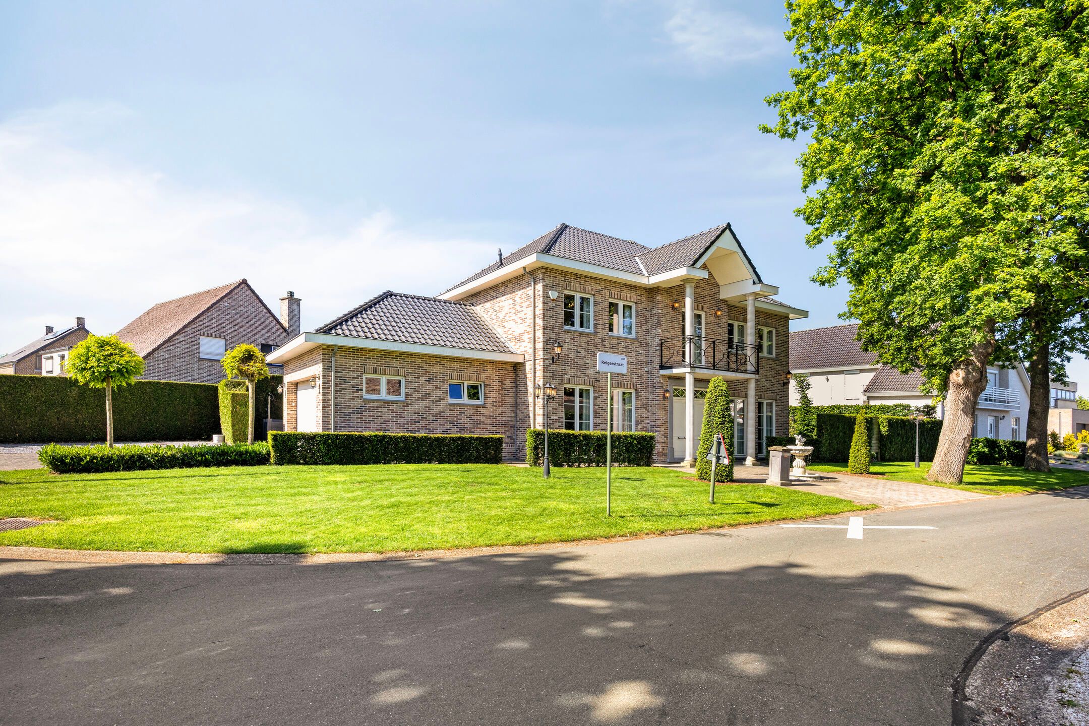 Luxury Detached Villa with 4 Bedrooms in Green Pelt Setting — 30