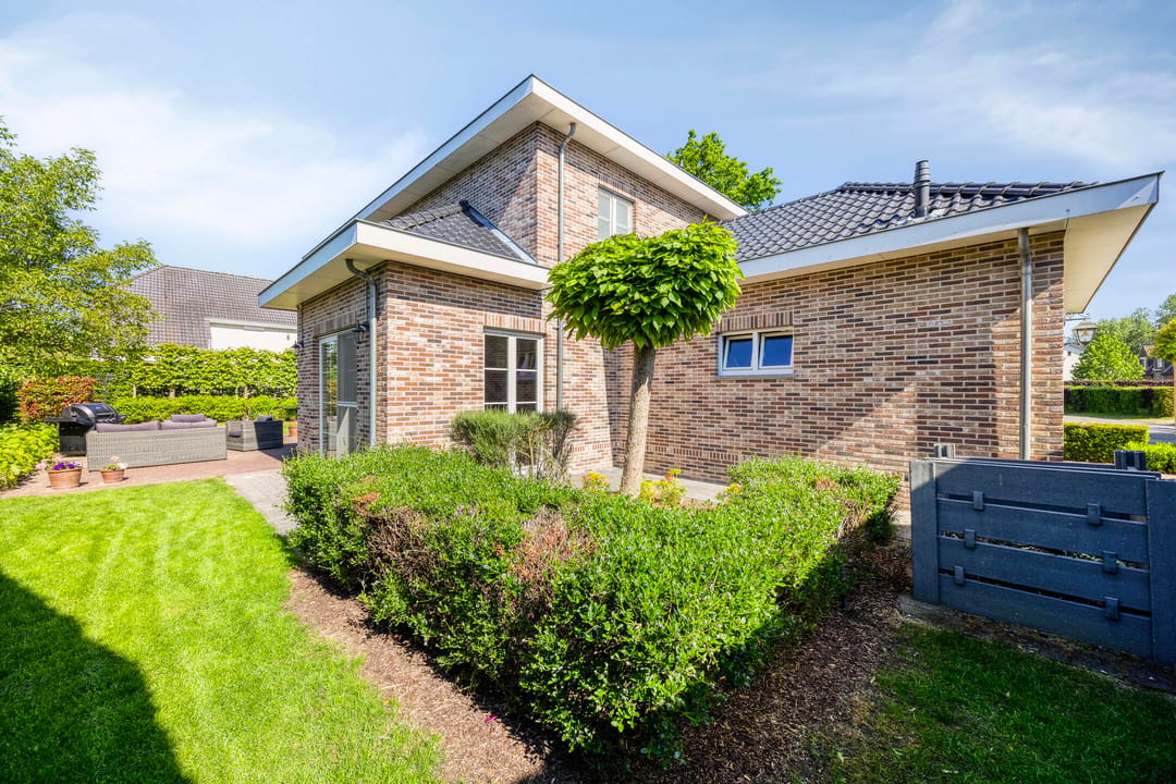 Luxury Detached Villa with 4 Bedrooms in Green Pelt Setting — 28
