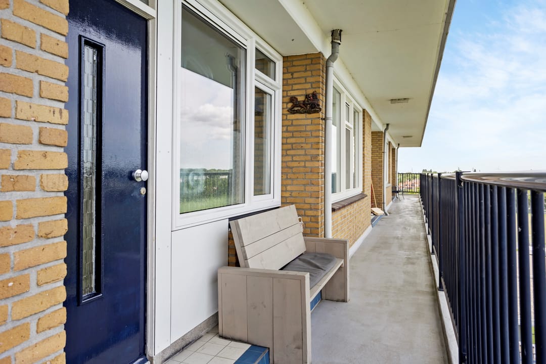 Charming 3-Room Apartment with Panoramic Views on the 7th Floor — 11