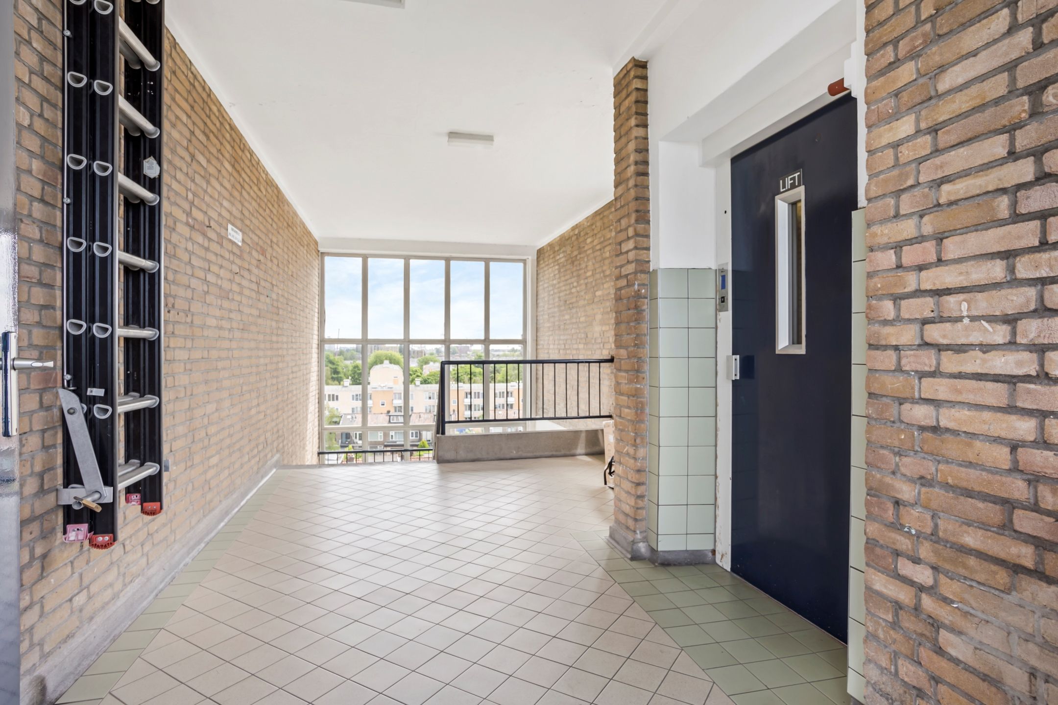Charming 3-Room Apartment with Panoramic Views on the 7th Floor — 9