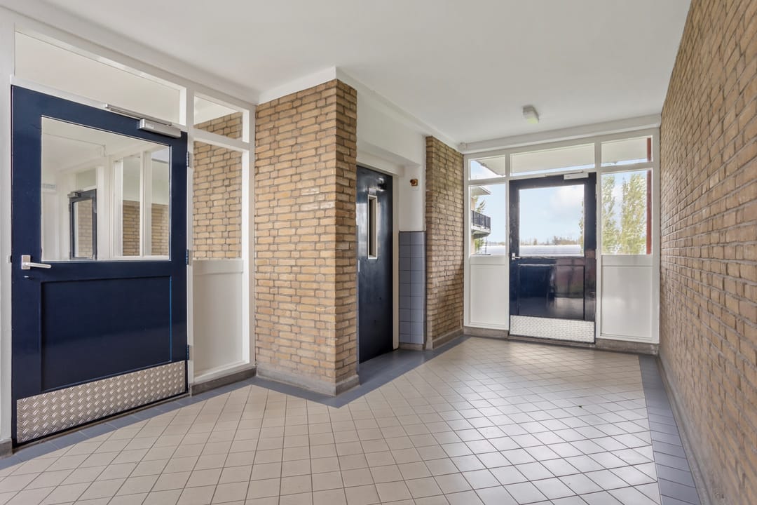 Charming 3-Room Apartment with Panoramic Views on the 7th Floor — 8