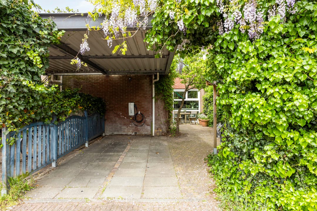 Spacious Sustainable Family Home with Carport in Buiksloterham — 8