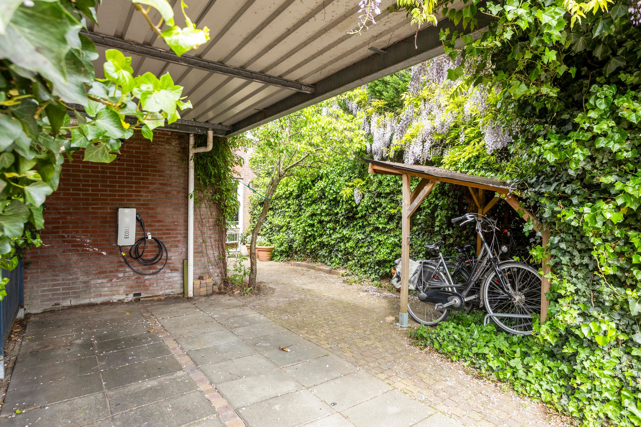 Spacious Sustainable Family Home with Carport in Buiksloterham — 9